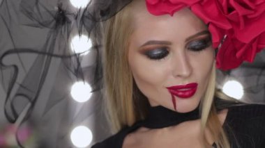 Vampir kadın kamera için poz