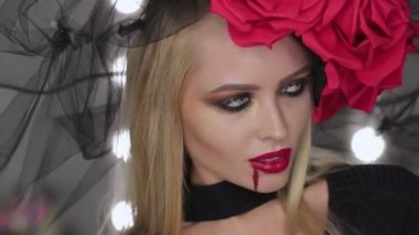 Vampir kadın kamera için poz