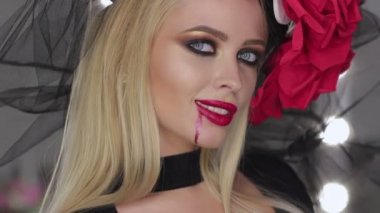 Vampir kadın kamera için poz