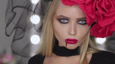 Vampir kadın kamera için poz