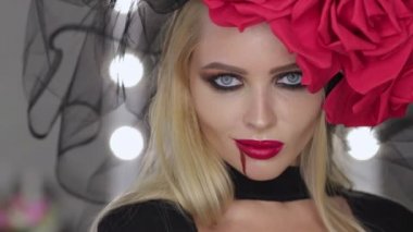 Vampir kadın kamera için poz