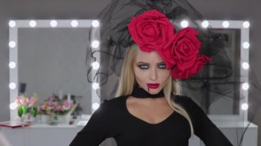 Vampir kadın kamera için poz