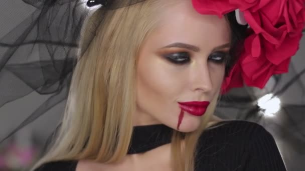 Vampirfrau posiert für Kamera — Stockvideo