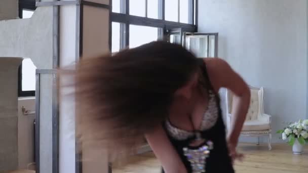Девушка с вьющимися волосами позирует в сексуальной одежде — стоковое видео
