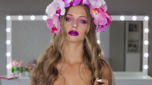 Woman with flowers and bright makeup — Stock Video