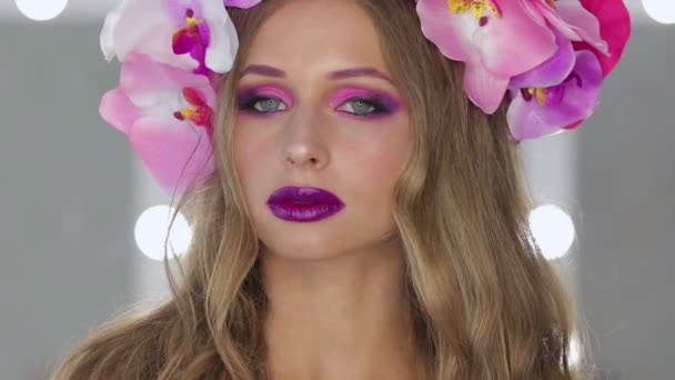 Kvinna med blommor och ljus makeup — Stockvideo
