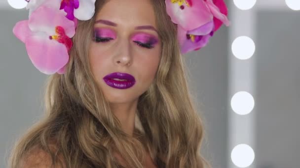 Mulher com flores e maquiagem brilhante — Vídeo de Stock