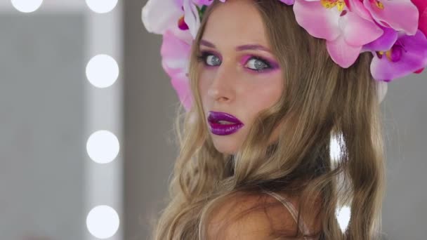 Kobieta z kwiatów i jasny makijaż — Wideo stockowe