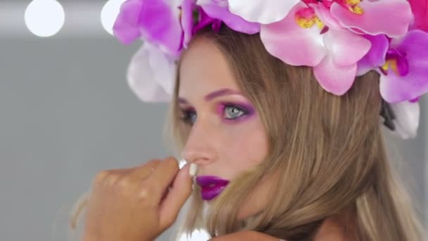 Mujer con flores y maquillaje brillante — Vídeos de Stock