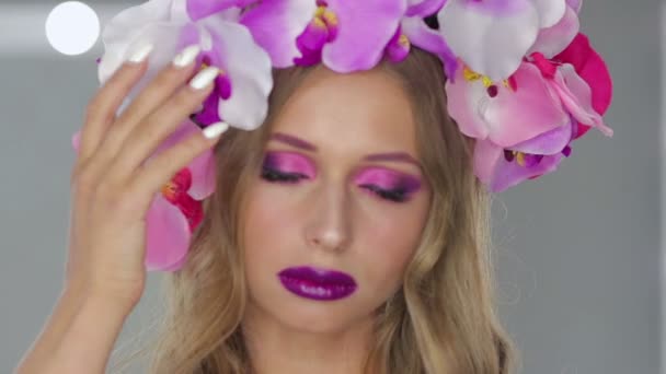 Žena s květinami a světlý make-up — Stock video