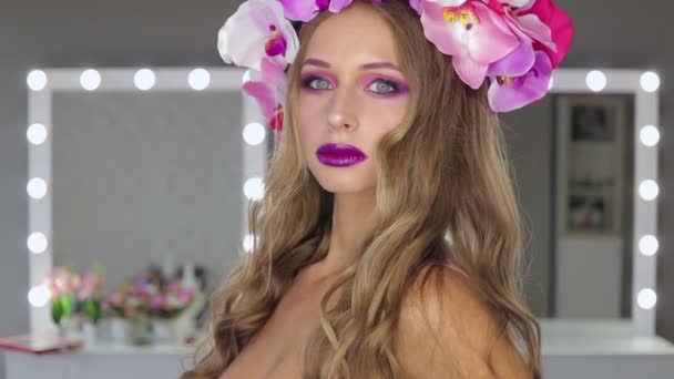 Mujer con flores y maquillaje brillante — Vídeo de stock