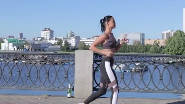 农业妇女在城市奔跑 — 图库视频影像