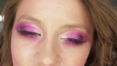 Pembe makyajlı çekici genç kadın