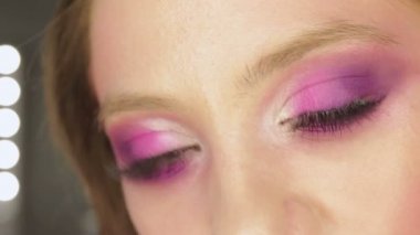 Pembe makyajlı çekici genç kadın