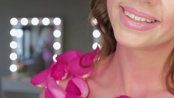 Charmante jeune femme avec maquillage rose — Video