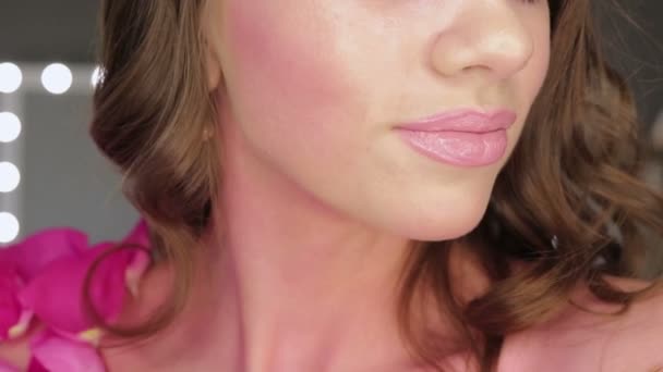 Okouzlující mladá žena s růžovou make-up — Stock video