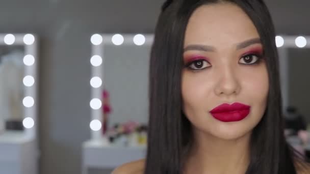 亚洲年轻女子，在镜头前摆出明亮的口红姿势 — 图库视频影像