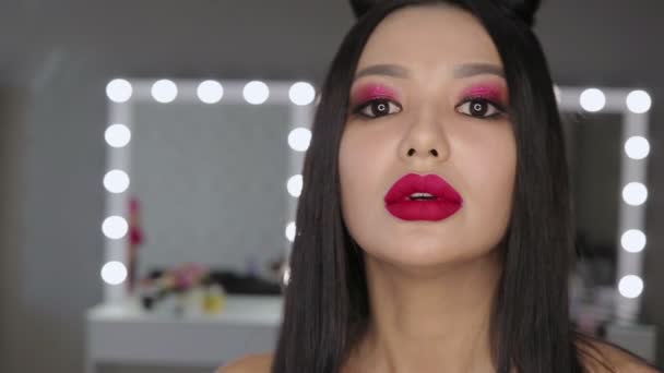 Asiatico giovane donna con luminoso rossetto posa a macchina fotografica — Video Stock