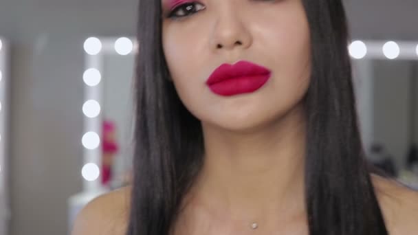 Asiatico giovane donna con luminoso rossetto posa a macchina fotografica — Video Stock