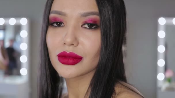 Asiatique jeune femme avec rouge à lèvres lumineux posant à la caméra — Video