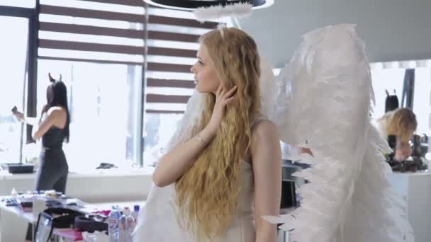 美しい若い金髪女性がカメラにポーズ — ストック動画