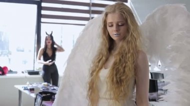 Güzel genç sarışın kadın kameraya poz