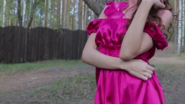 parkta yürüyen güzel kadın