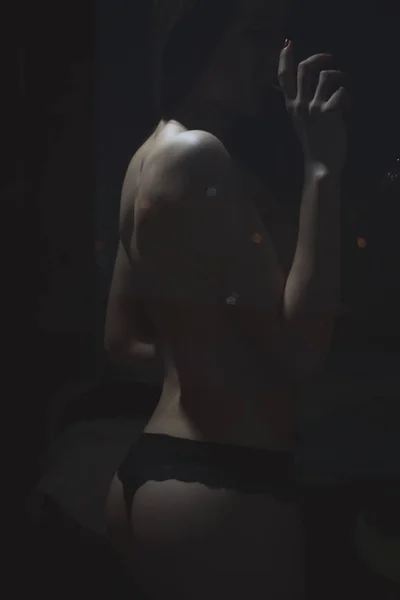 裸体女人在紧身衣上拍摄的酒杯站在霓虹灯的亲密地方 — 图库照片