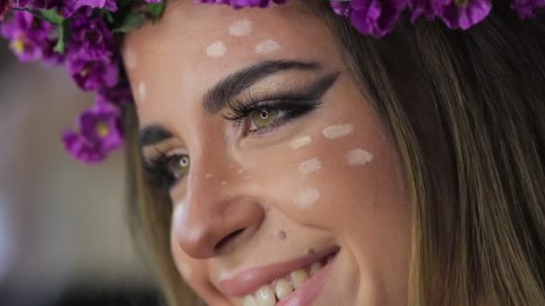 Nő Virág Koszorú állt a tükör mögött — Stock videók