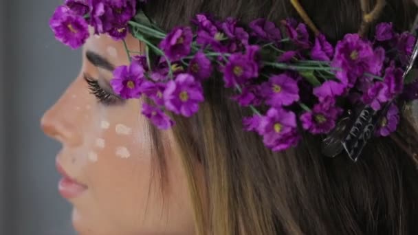 Kobieta w stanie Wieniec kwiatów z lusterka za — Wideo stockowe