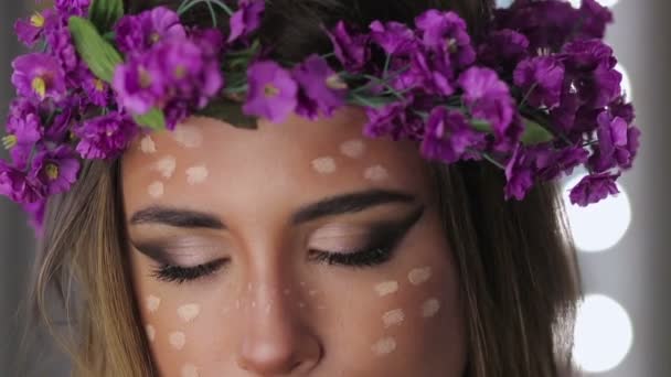 Woman in flower wreath standing with mirrors behind — Stock Video