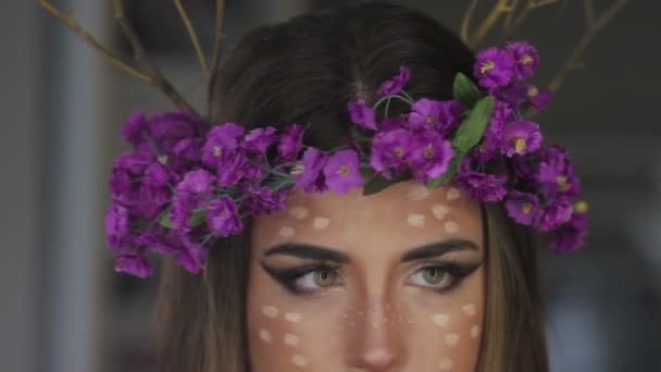 Woman in flower wreath standing with mirrors behind — Stock Video