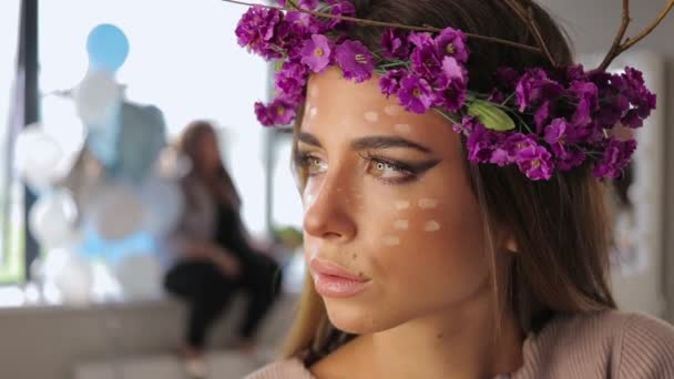 Žena v květinový věnec postavení s zrcadla za — Stock video