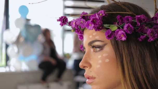 Mulher em coroa de flores em pé com espelhos atrás — Vídeo de Stock