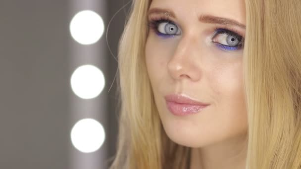 Woman with blond hair and blue eyes in room with mirrors — Stock Video