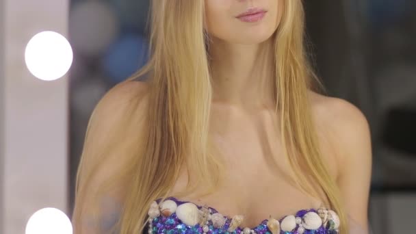 Młoda Kobieta Długimi Blond Włosami Stojąca Przed Lustrem Patrząc Kamerę — Wideo stockowe
