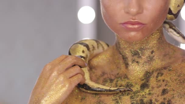 Жінка з мистецтвом тіла тримає змію — стокове відео