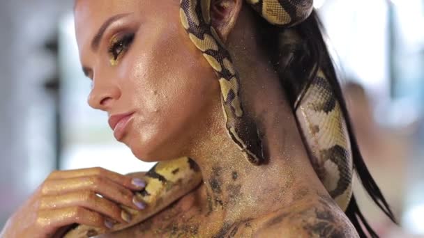 Mujer con cuerpo de serpiente arte y serpiente posando — Vídeo de stock