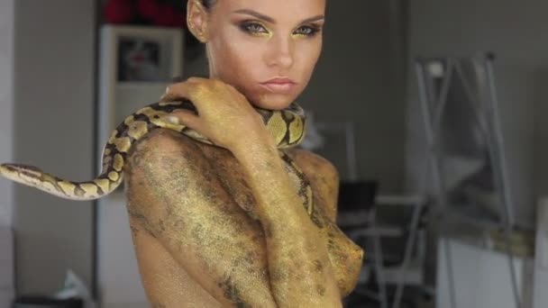 Vücut sanatı ve boynunda yılan olan bir kadın. — Stok video