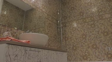 İç çamaşırı kız banyoda ellerini yıkar