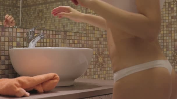 穿内衣的女孩在浴室里洗手 — 图库视频影像