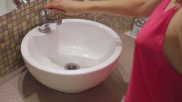 Девушка в нижнем белье моет руки в ванной — стоковое видео