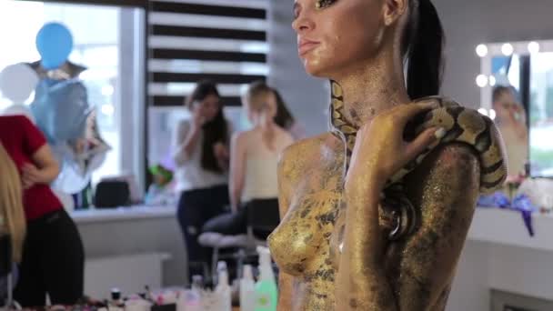 Woman with snake body art and serpent posing — Stock Video