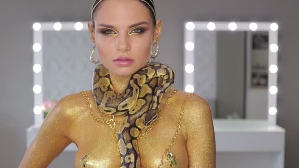 Woman with body art holding snake — Stock Video