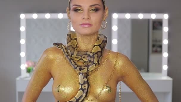 Woman with body art holding snake — Stock Video