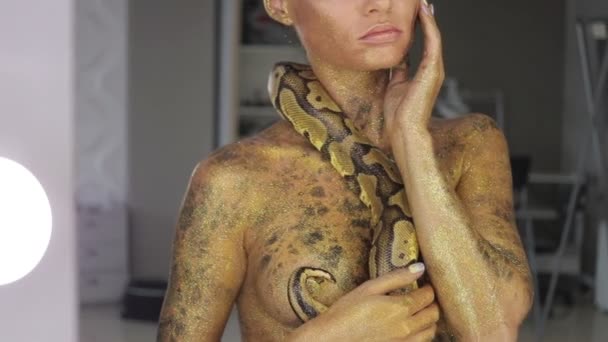 Vücut sanatı ve boynunda yılan olan bir kadın. — Stok video