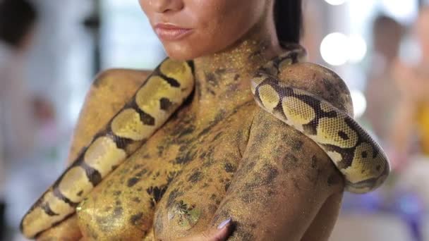 Woman with body art holding snake — Stock Video