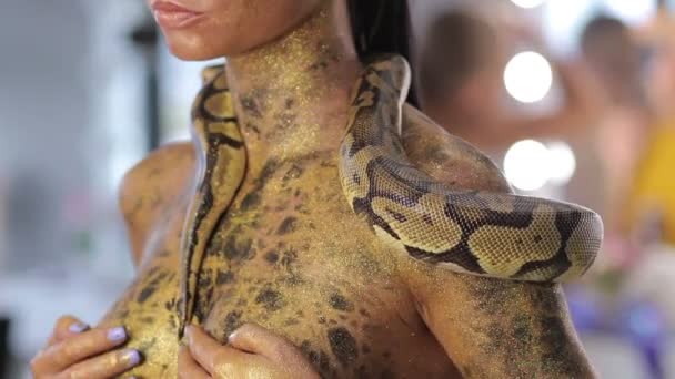 Femme avec corps art tenant serpent