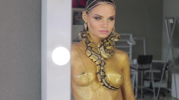 Женщина с искусством тела и змеей вокруг шеи — стоковое видео