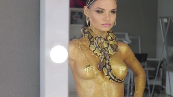 Mujer con arte corporal y serpiente alrededor del cuello — Vídeos de Stock